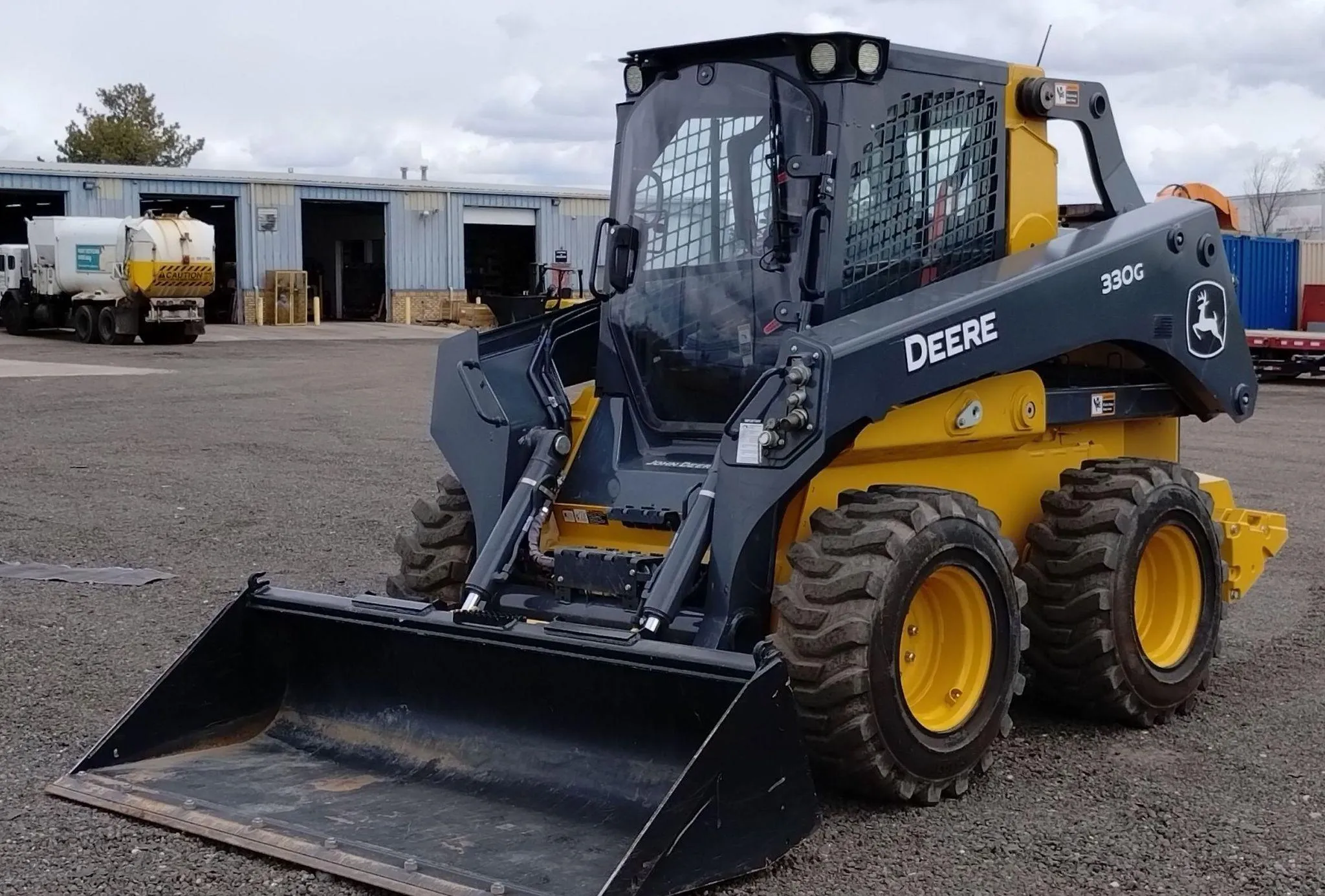 2022 John Deere 2022 John Deere 330G alt