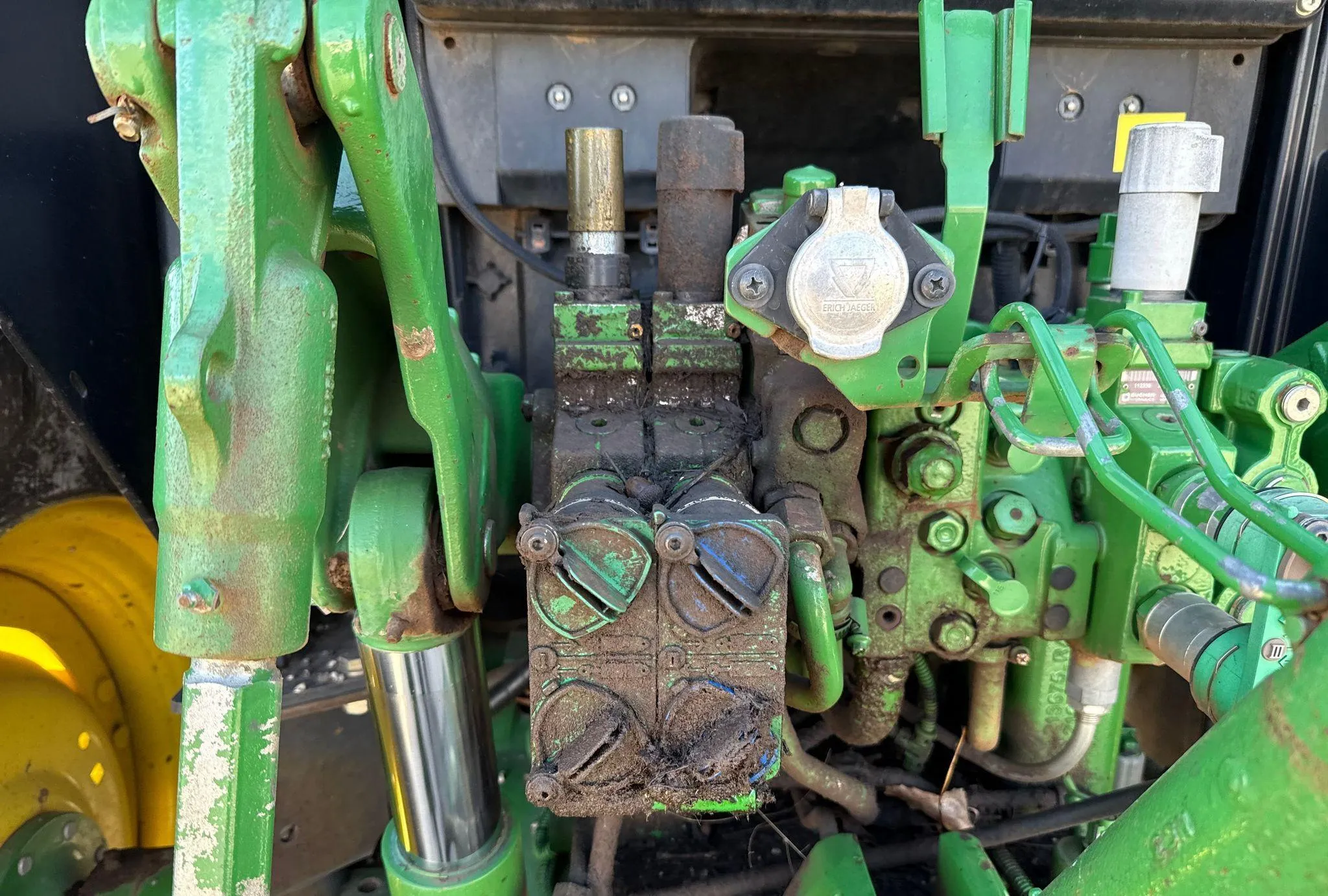 2016 John Deere 6110M MFWD